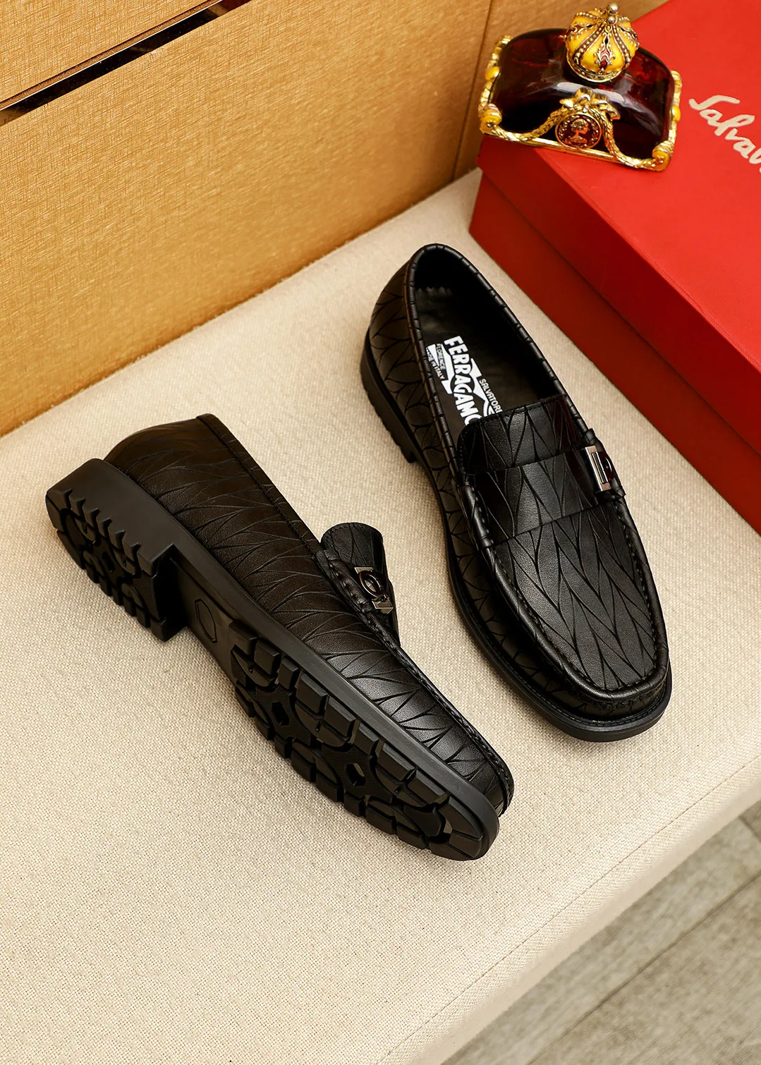 Men's shoes 💰520 💐 Product trademark: Ferragamo "Ferragamo" casual leather shoes Regular size: 38-44 (45.46🉑️customized) Product materials: Selected imported first-layer calfskin embossed upper + original hardware buckle, imported water-dyed cow leather lining. Strong three-dimensional visual effect, original outsole color: 1⃣️color optional